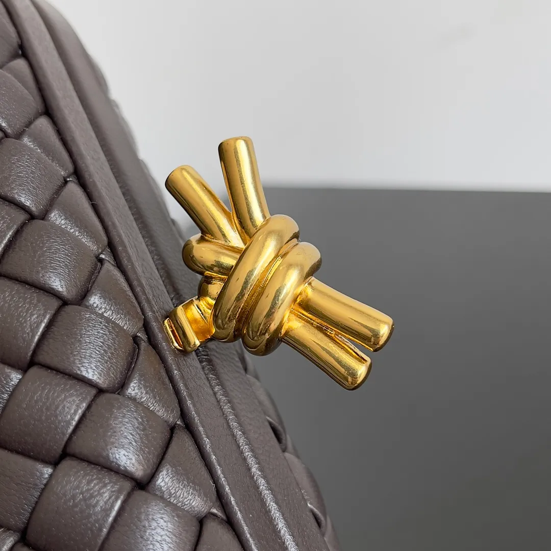 Batch 1860 BV Knot | The classic return of the evening bag. Original leather ➕ Stainless steel hardware ➕ 24k real gold plating ➕ Fully handmade. Those who know the history of our brand should have heard that the knot is a story of Bottega Veneta, and it is also one of the more important design elements. Matthieu Blazy's work this season sublimates Knot's classics, with a new knot design and a woven shoulder strap, plus Fouland Intreccio's weaving technology, adding some fashion to the retro and nostalgic feel of the past. Style number: 717622 Size: 20.5*6*12.5